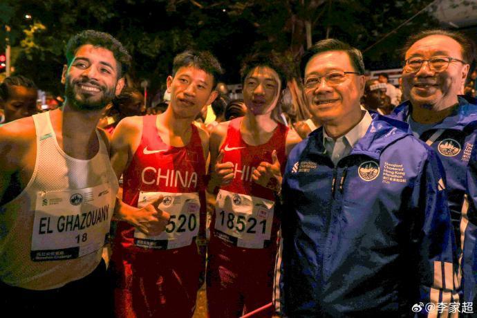开云-郭晶晶霍启刚亮相香港马拉松赛，李家超：推动体育盛事化发展