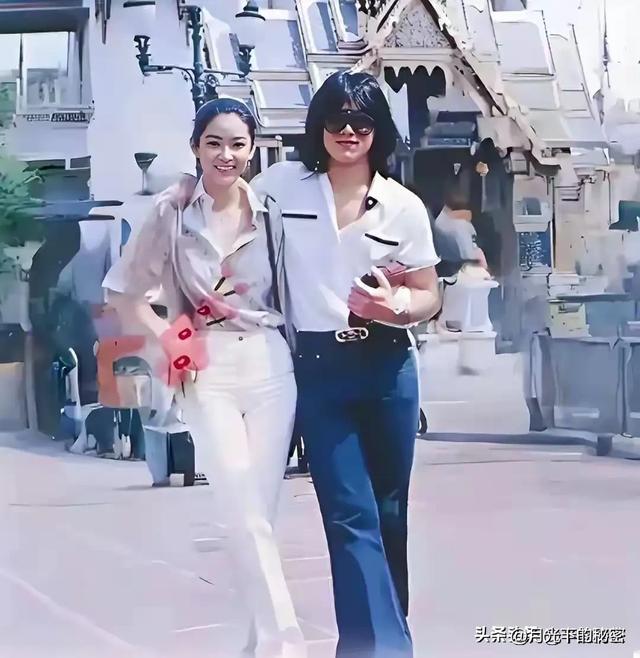 开云体育-1979年泰国的街头，25岁的成龙和24岁的林青霞留下了珍贵的合照